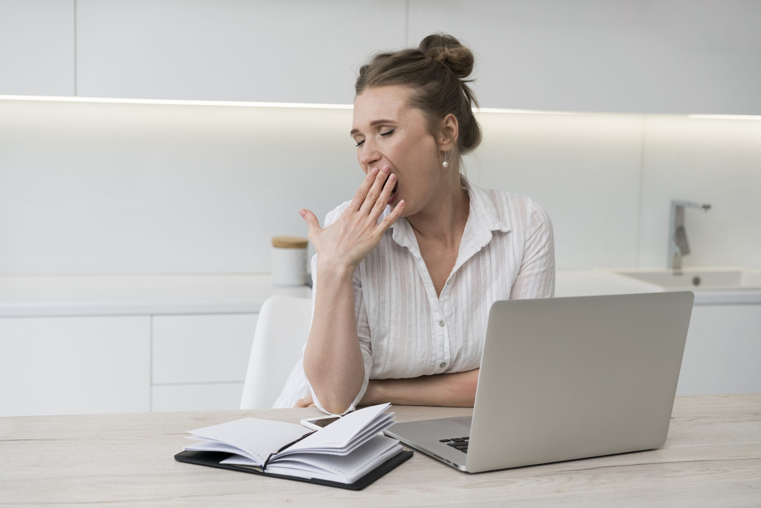 Mujer con cansancio por astenia primaveral