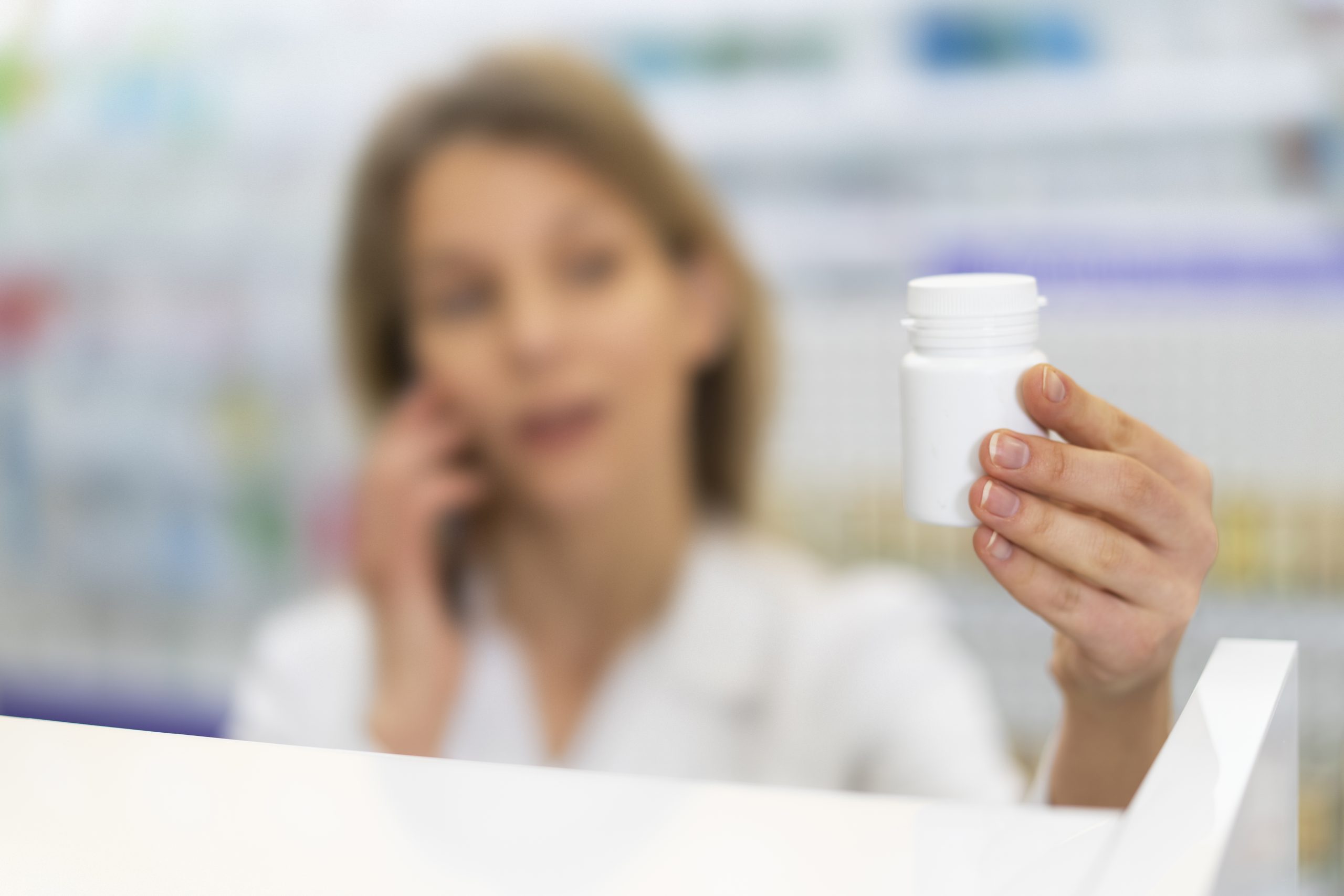 Farmacéutica asesorando sobre el uso adecuado de los medicamentos y el servicio RUM en Farmacia Parque de la Salud